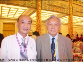 陈胜利博士在大会堂留影